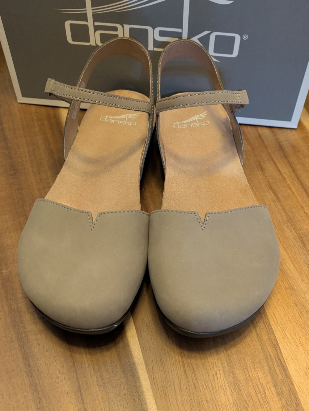 Dansko Rowan Closed-Toe Sandal Taupe Leather Excellent Like New Condition
